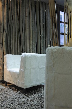 Armchair with fur covering and fringed carpet Foto de stock - Sin royalties Premium, Código: 689-05612278