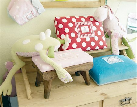 Cuddly toys and cushion on wooden dresser Stock Photo - Premium Royalty-Free, Code: 689-05612288