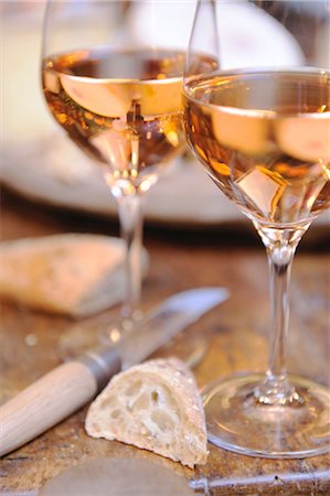 simsearch:689-03733298,k - Two glasses of rosé wine and baguette Foto de stock - Sin royalties Premium, Código: 689-05612281