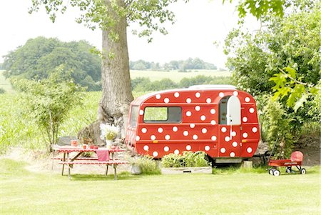 Trailer in garden Foto de stock - Sin royalties Premium, Código: 689-05612306