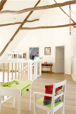 Kinder Stuhl und Tisch Obergeschoss Stockbilder - Premium RF Lizenzfrei, Bildnummer: 689-05612303