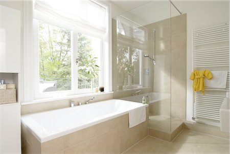 Salle de bains moderne avec douche et baignoire Photographie de stock - Premium Libres de Droits, Code: 689-05612315