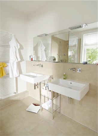 Salle de bain avec double lavabo Photographie de stock - Premium Libres de Droits, Code: 689-05612311