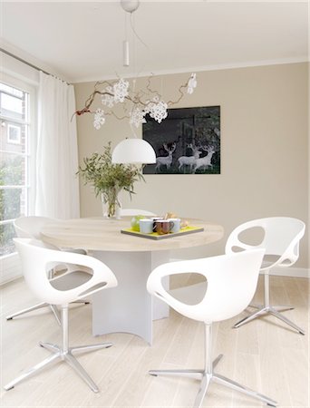 Modern bright dining room with round table and chairs Foto de stock - Sin royalties Premium, Código: 689-05612334