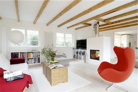 Modern bright living room with armchair and fireplace Foto de stock - Sin royalties Premium, Código: 689-05612335