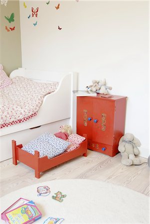 Childrens room with dolls bed Foto de stock - Sin royalties Premium, Código: 689-05612339