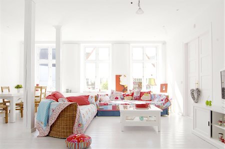 Bright living room with large couch dining area Foto de stock - Sin royalties Premium, Código: 689-05612348