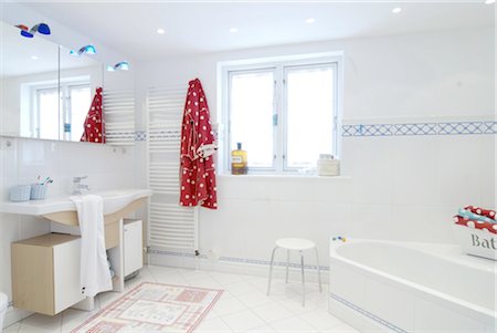 Bathroom with white tiles Stock Photo - Premium Royalty-Free, Code: 689-05612360