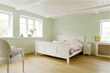 Bedroom with wooden floor and green walls Stock Photo - Premium Royalty-Free, Code: 689-05612361