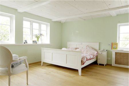 Bedroom with wooden floor and green walls Fotografie stock - Premium Royalty-Free, Codice: 689-05612361