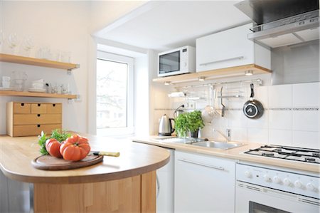 sur la table - Cuisine avec tomates sur comptoir Photographie de stock - Premium Libres de Droits, Code: 689-05612388
