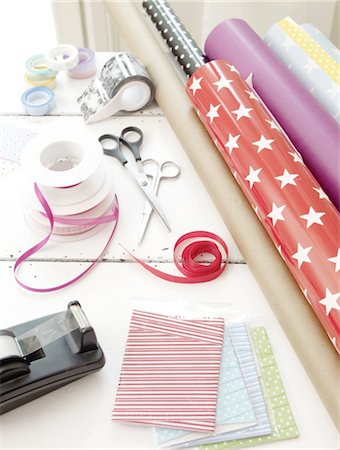 envoltura - Wrapping paper, ribbons and tape dispenser Foto de stock - Sin royalties Premium, Código: 689-05612380