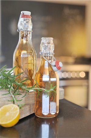 Deux bouteilles d'huile de romarin Photographie de stock - Premium Libres de Droits, Code: 689-05612396