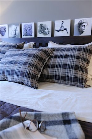 flat - Bed with cushions and eyeglasses Stock Photo - Premium Royalty-Free, Code: 689-05612399