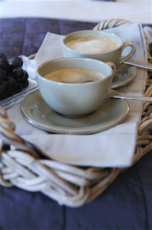 plateau (objet) - Deux tasses de café et le raisin sur plateau Photographie de stock - Premium Libres de Droits, Code: 689-05612400