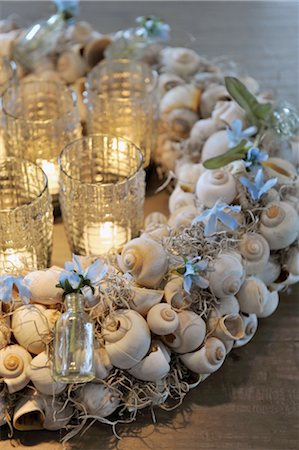 Wreath made of snail shells and candles Foto de stock - Sin royalties Premium, Código: 689-05612402