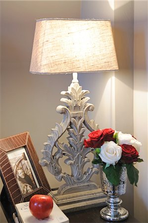 simsearch:689-05611076,k - Fleurs de roses, de photographies et de lampe de table Photographie de stock - Premium Libres de Droits, Code: 689-05612403