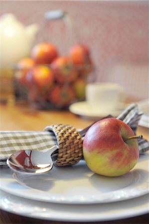 simsearch:689-05612400,k - Apple, spoon and napkin on plate Stock Photo - Premium Royalty-Free, Code: 689-05612411