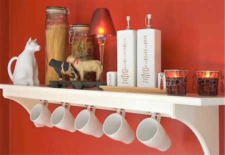estante - Kitchen shelf with cups and decorative objects Foto de stock - Sin royalties Premium, Código: 689-05612413