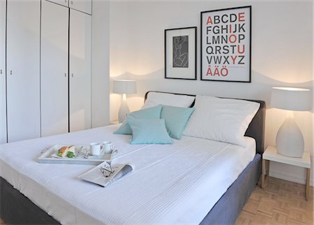 decoración interior - Tray, eyeglasses and newspaper on bed Foto de stock - Sin royalties Premium, Código: 689-05612435