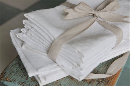 paper napkin - Folded napkins Stock Photo - Premium Royalty-Free, Code: 689-05612449