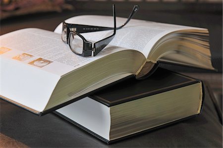 paz - Eyeglasses on book Foto de stock - Sin royalties Premium, Código: 689-05612457