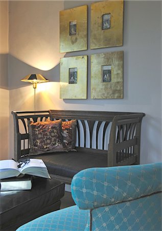 Banc, lampadaire, livre et photos sur le mur Photographie de stock - Premium Libres de Droits, Code: 689-05612458