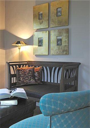 Bench, floor lamp, book and pictures on the wall Foto de stock - Sin royalties Premium, Código: 689-05612458