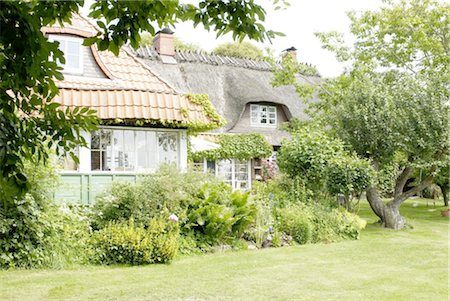 europe house with garden - Garden of a country house Stock Photo - Premium Royalty-Free, Code: 689-05612476