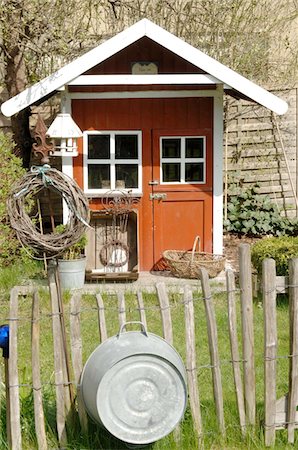 simsearch:6102-07769183,k - Red garden shed Stock Photo - Premium Royalty-Free, Code: 689-05612488