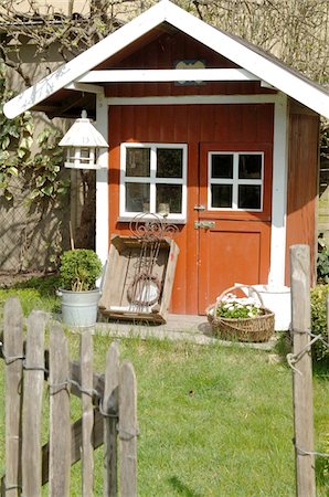 Red garden shed Stock Photo - Premium Royalty-Free, Code: 689-05612497