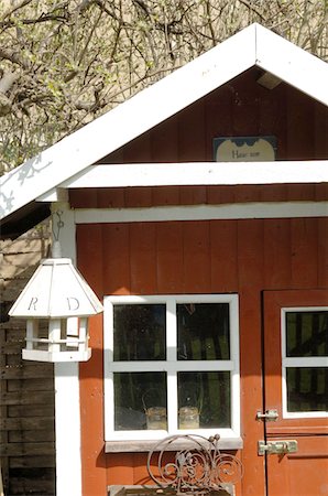 Birdhouse at red garden shed Foto de stock - Sin royalties Premium, Código: 689-05612499