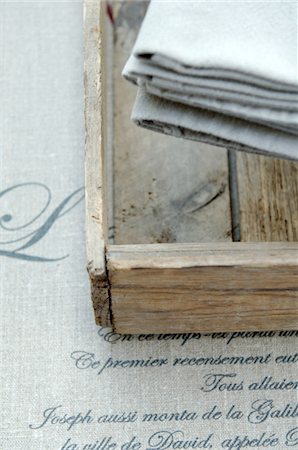 stylish - French text and wooden crate Foto de stock - Sin royalties Premium, Código: 689-05612510