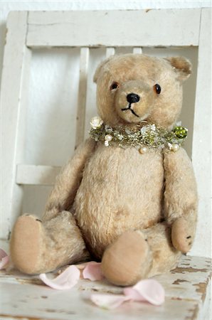 Teddybär auf hölzernen Stuhl Stockbilder - Premium RF Lizenzfrei, Bildnummer: 689-05612512