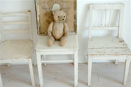 Teddy bear on wooden chair Stock Photo - Premium Royalty-Free, Code: 689-05612520