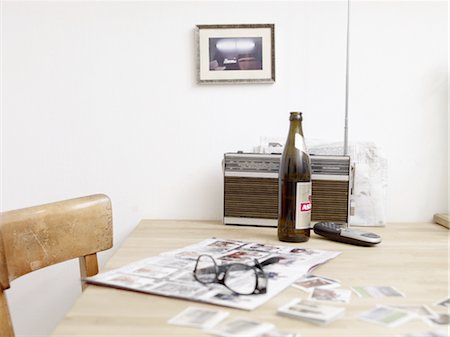 Beer bottle, eyeglasses and album with soccer collector cards on table Fotografie stock - Premium Royalty-Free, Codice: 689-05612556