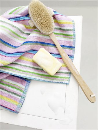 simsearch:700-06714084,k - Bar of soap and back brush on striped towel Foto de stock - Sin royalties Premium, Código: 689-05612576