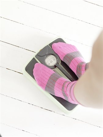 dieta - Woman in woolen socks standing on scales Foto de stock - Sin royalties Premium, Código: 689-05612573