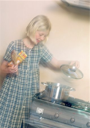 simsearch:689-03733441,k - Girl cooking in kitchen Foto de stock - Sin royalties Premium, Código: 689-05612588