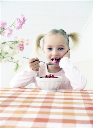 emotional feelings portrait - Girl eating strawberries with milk Foto de stock - Sin royalties Premium, Código: 689-05612581