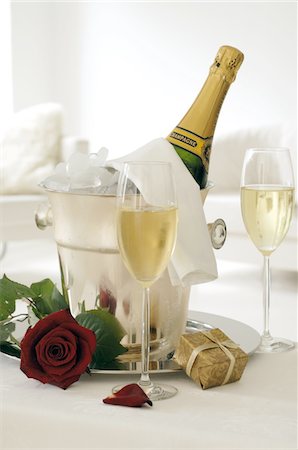 Champagne in ice bucket and red rose Stock Photo - Premium Royalty-Free, Code: 689-05612607