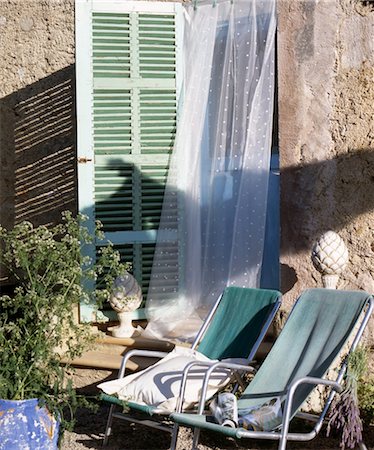 Two deckchairs in front of a window Foto de stock - Sin royalties Premium, Código: 689-05612614