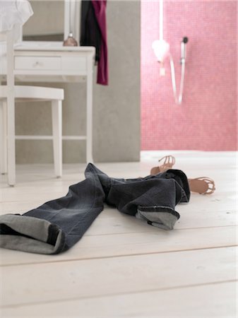 ropa - Jeans and womens shoes on wooden floor Foto de stock - Sin royalties Premium, Código: 689-05612624