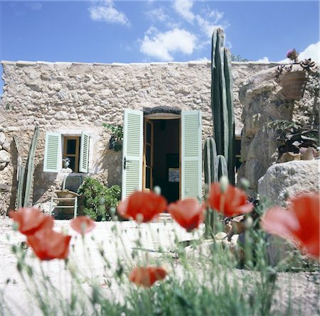 House behind corn poppy flowers Foto de stock - Sin royalties Premium, Código: 689-05612622