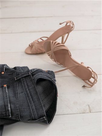 Jeans and womens shoes on wooden floor Foto de stock - Sin royalties Premium, Código: 689-05612635