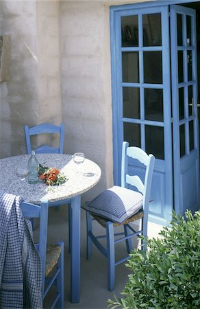 patio doors - Chairs and table on terrace Foto de stock - Sin royalties Premium, Código: 689-05612631