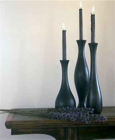 Candles and flowers on wooden table Foto de stock - Sin royalties Premium, Código: 689-05612647