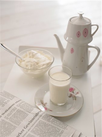 Milk glass, jug, newspaper and bowl with curd Foto de stock - Sin royalties Premium, Código: 689-05612662