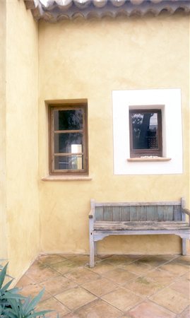 front house nobody - Terrasse d'une maison avec banc en bois Photographie de stock - Premium Libres de Droits, Code: 689-05612686