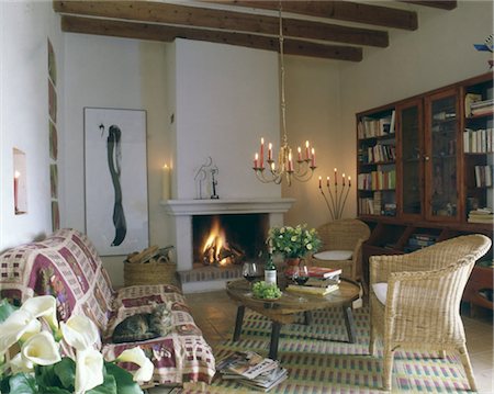 simsearch:659-07027652,k - Living room with wicker chairs by the fireplace Foto de stock - Sin royalties Premium, Código: 689-05612682